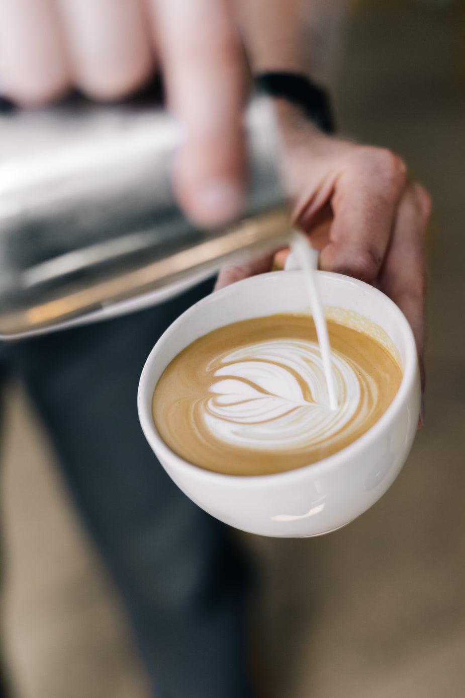pouring-steamed-milk-in-espresso-to-make-heart.jpg__PID:584b300f-cedd-43cb-8953-37a9f99b7ce4